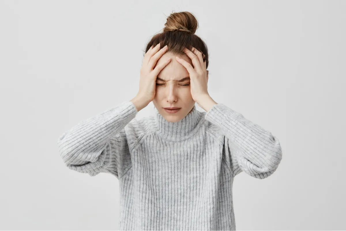 Persona sentada en calma reflexionando sobre el bienestar emocional y la salud mental ante el estrés activo.