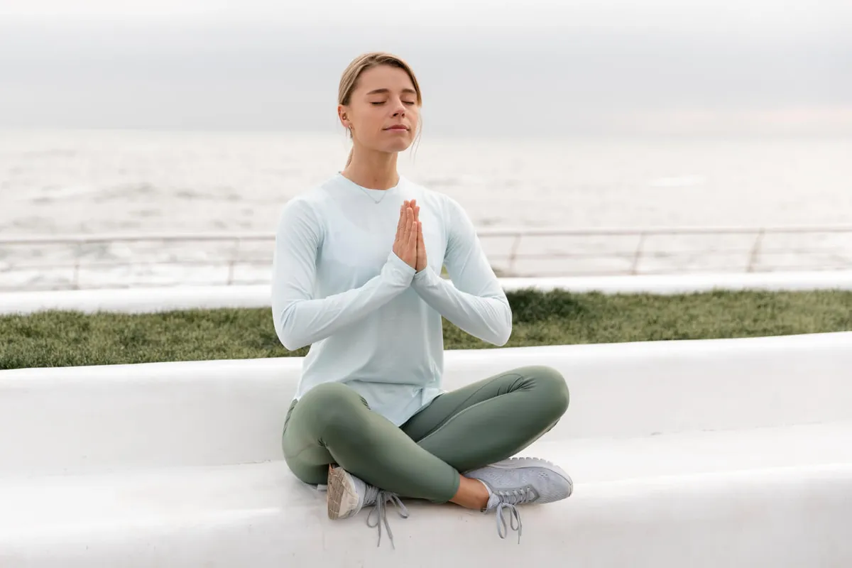 Persona practicando meditación al aire libre como parte de su rutina de higiene mental
