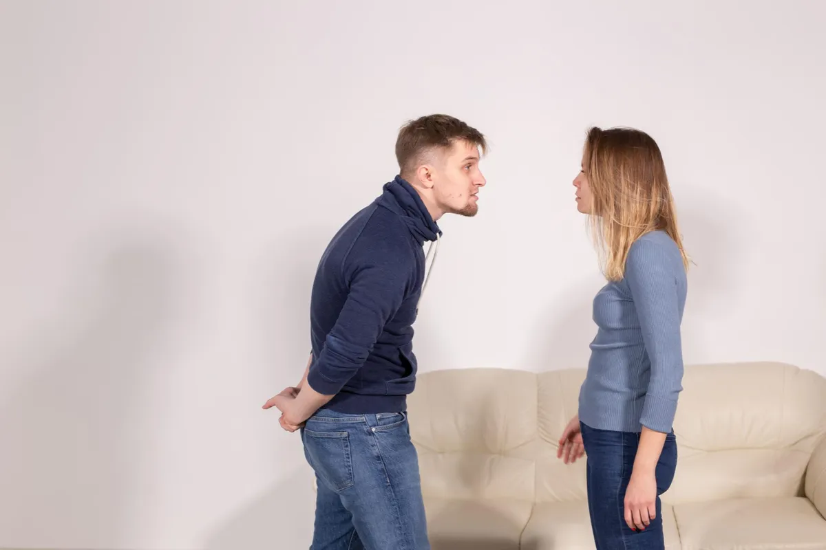 Pareja sentada en el sofá con expresión reflexiva buscando recuperar la conexión emocional tras un conflicto.