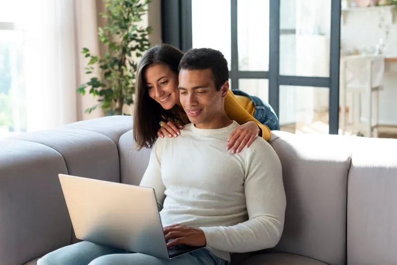 Pareja en sesión de terapia de pareja online